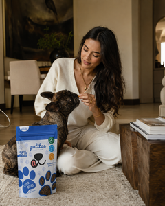 Liver Bites Patitas Natural Club en casa con perro